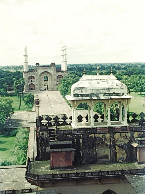 Akbar’s tomb, Sikandra, 1950 © John Cool.