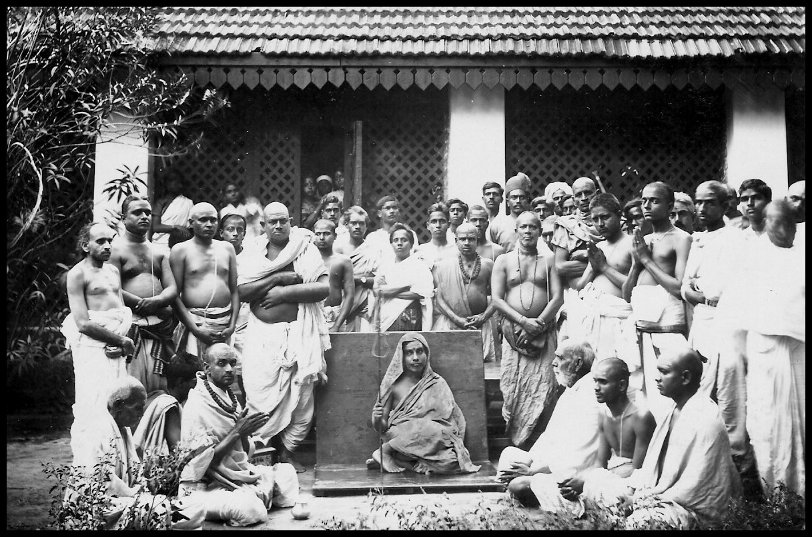 Visit of Sri Chandrasekara Saraswathi, the Paramacharya of the Kanchi Kamakoti Peetam In the middle), to Mahalingam Iyer's house in Anakapalli, Andhra, where he was working as a civil engineer with a private firm engaged in building of the Anakapalli bridge. This is the place where Meenakshi was born in 1936.