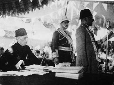 Nawab Sir Shah Nawaz Mamdot presenting address of welcome at the All-India Muslim League session, March 1940, with Jinnah at the left.