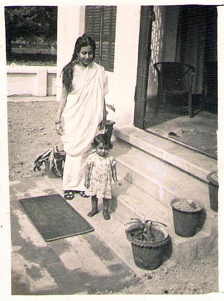 Aruna with daughter 1947