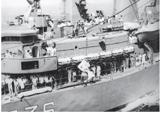 Prime Minister Desai, centre, in jackstay on Frigate F36, ready to return to INS Shakti. February 1979