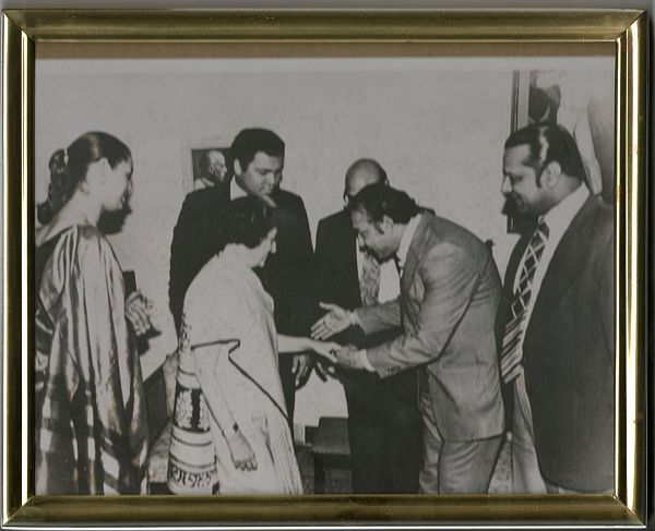 From left to right: Veronica Ali, Mrs Indira Gandhi, Muhammad Ali, Lord Paul, Omer Ahmed (holding Mrs Gandhi’s hand), Reginald Massey. 1980.